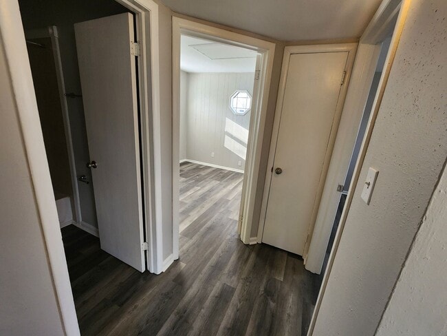 Building Photo - Updated 3 bedroom 1.5 bath home in Valley Station with a garage!