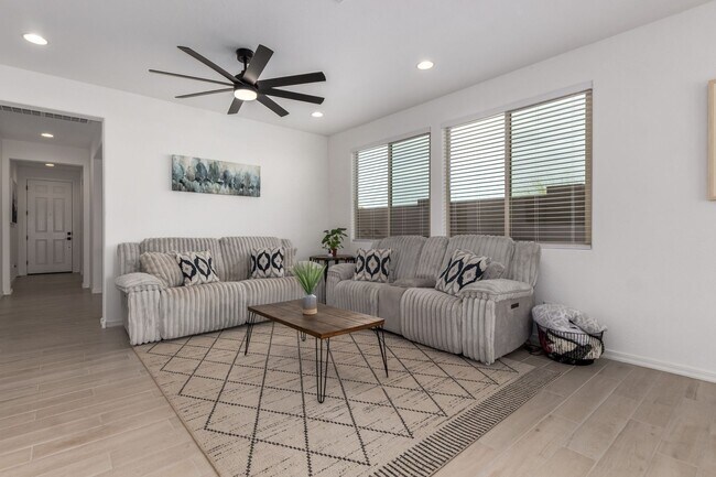 Foto del edificio - Newer Home! Northwest Valley Location!