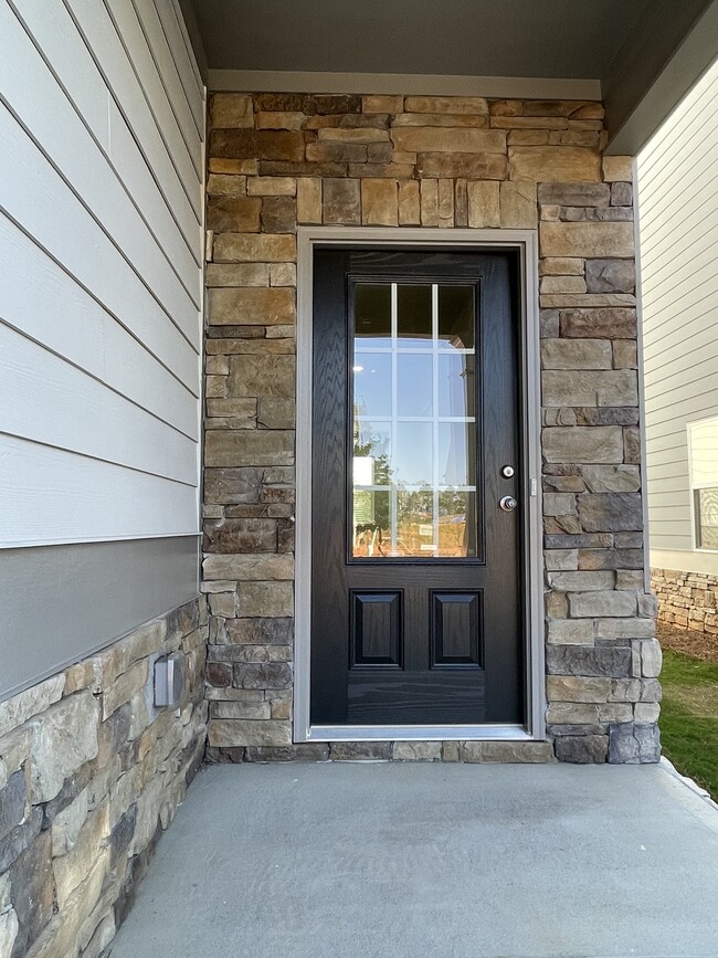 Building Photo - 112 Briarwood Dr E