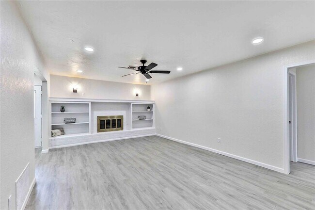 Building Photo - 512 N Morgan Dr