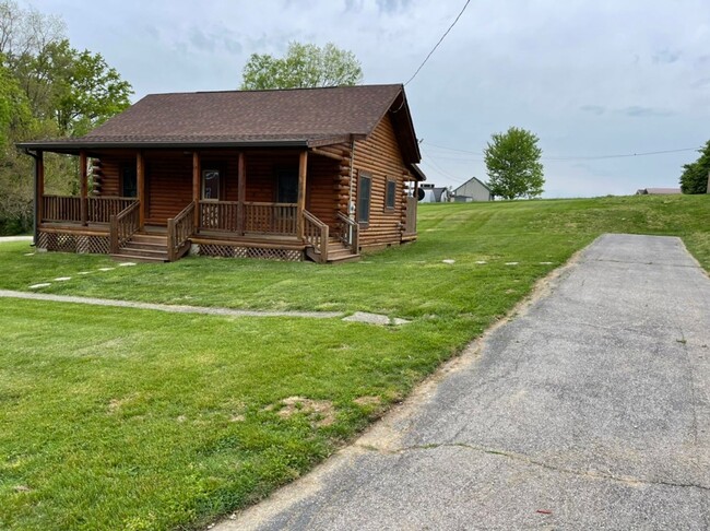 Building Photo - Log Cabin For Rent in Shelbyville