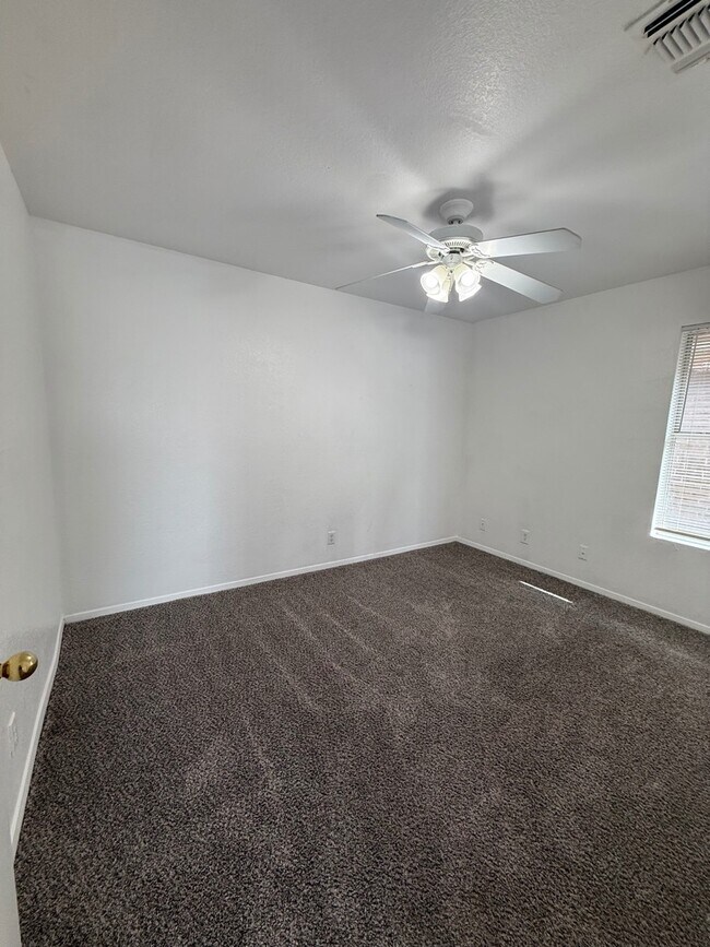 Foto del edificio - 201 E Godley Ave