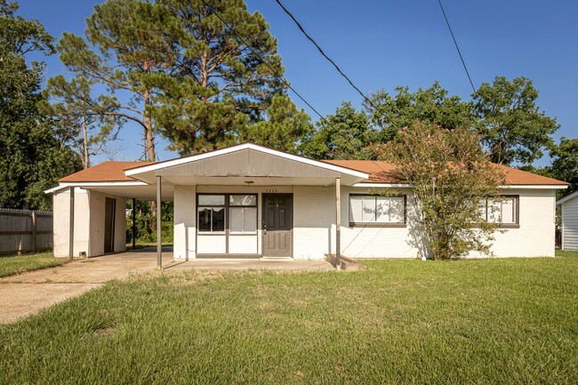 Building Photo - Cute 3 Bedroom Rental