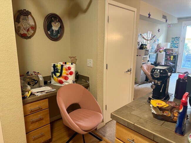 Foto del edificio - Luxury 1-Bedroom Apartment Minutes from Campus