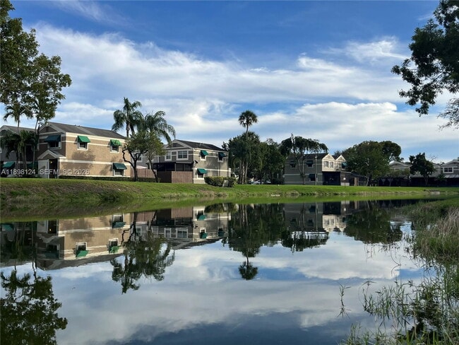 Foto del edificio - Lake Loop Road, Cooper City, FL 33330 - 3 BR 2.5 BA townhouse