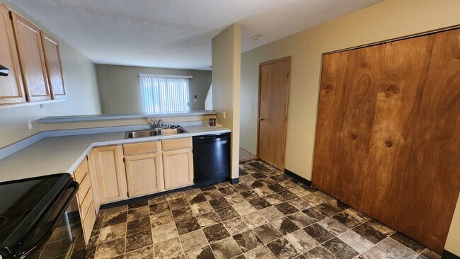 Foto del edificio - 2 Bedroom, 1 1/2 Bathrooms With Attached Garage! Available May 1st!