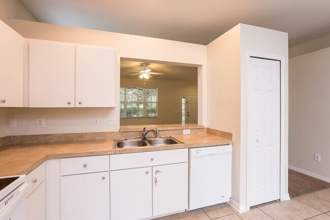 Foto del edificio - 6327 Bridgecrest Dr