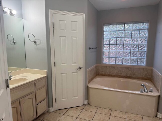 Foto del edificio - 2204 N 48th St
