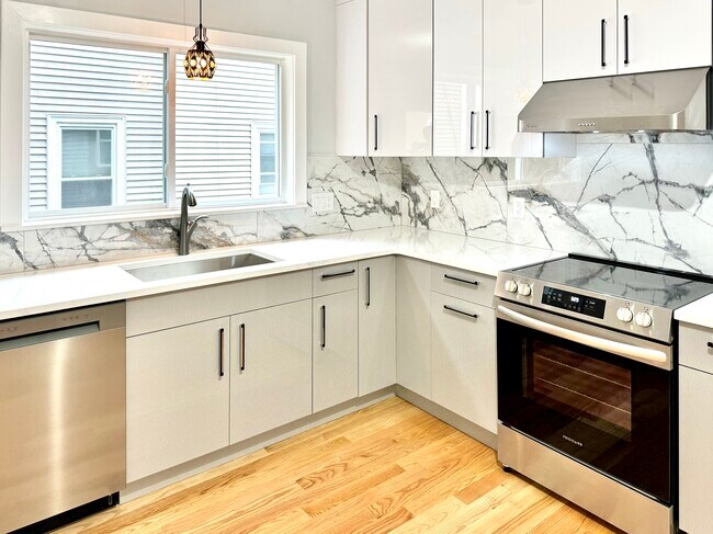 Building Photo - 190 Hillside St