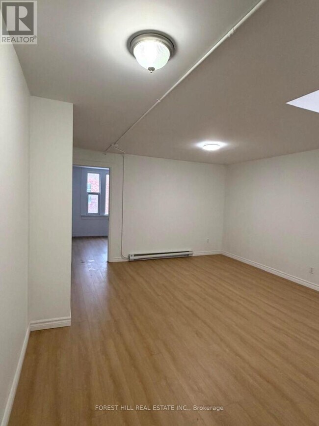 Building Photo - 9 Eby St S