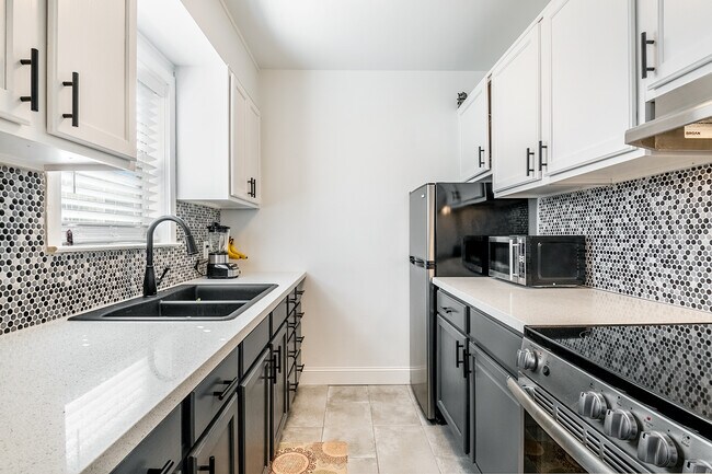 Interior Photo - 425-445 Casazza Dr