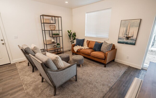Foto del edificio - Brand New Luxury 3 Bedroom 2.5 Bath with Office & Family Room for Rent Richmond, Utah