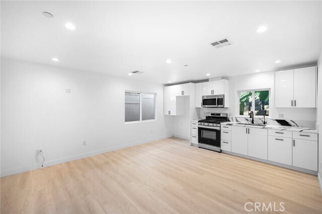 Foto del edificio - 3421 Montrose Ave