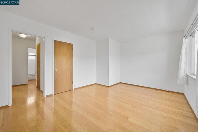 Foto del edificio - 2134 McGee Ave