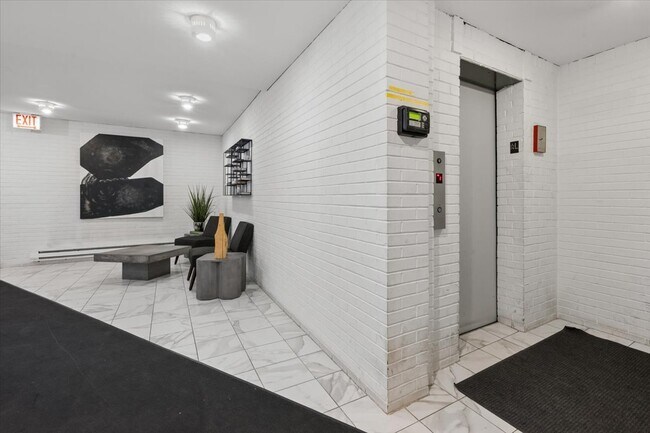 Foto del edificio - 636 W Webster Ave