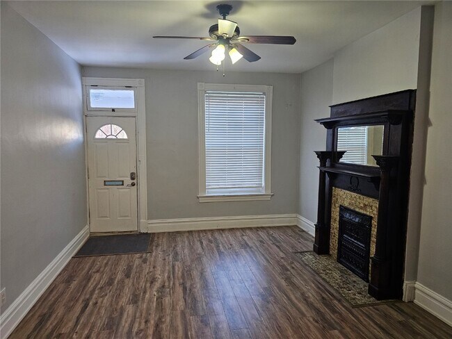 Foto del edificio - 1830 Russell Blvd