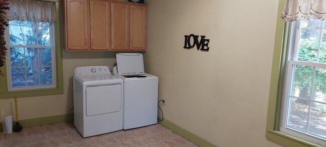 Building Photo - 47 Maplewood Cir