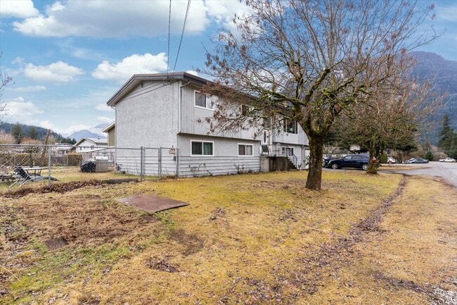 Building Photo - 385 3 Ave
