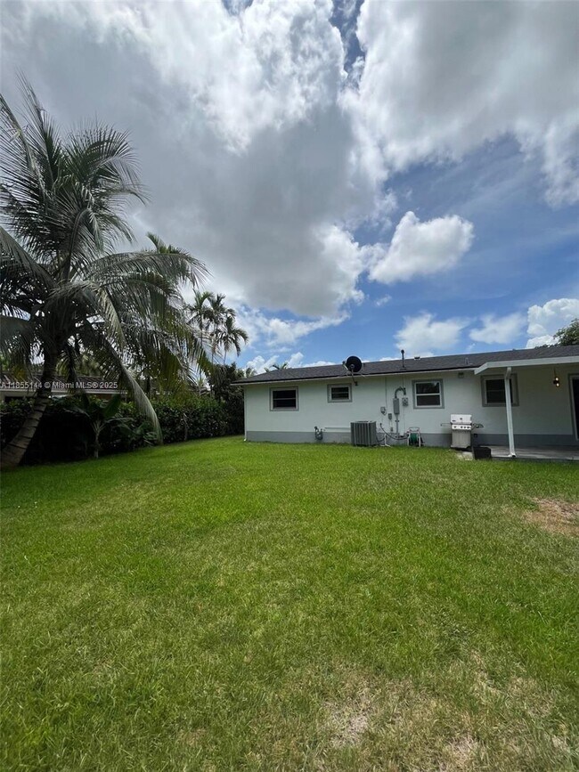 Building Photo - 6255 SW 62nd Ct