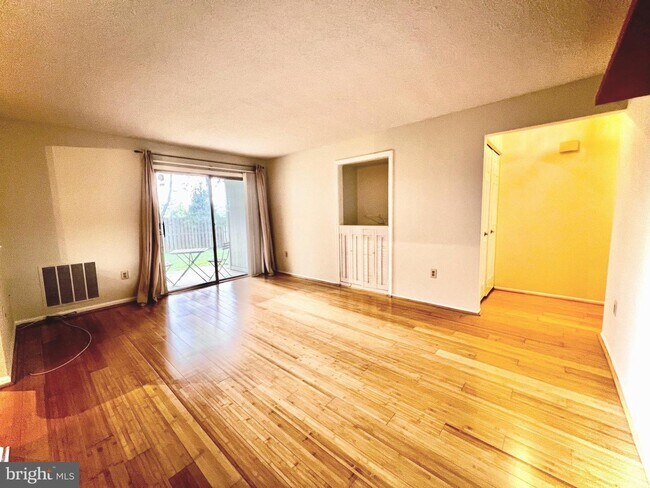 Building Photo - 7723 Inversham Dr