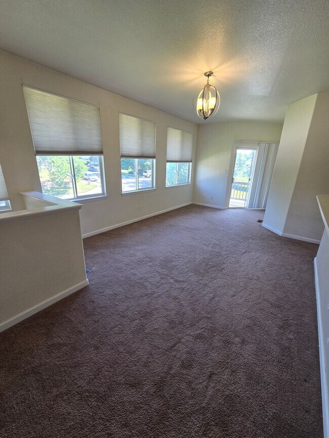 Building Photo - Spacious Townhome with Oversized 2-Car Gar...