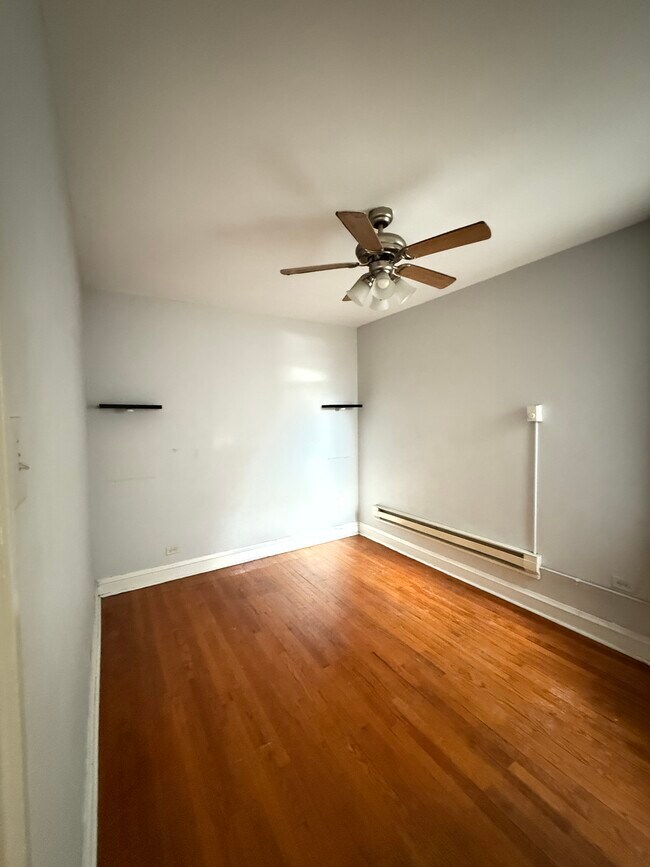 Aún no repintado - 5207 S Artesian Ave