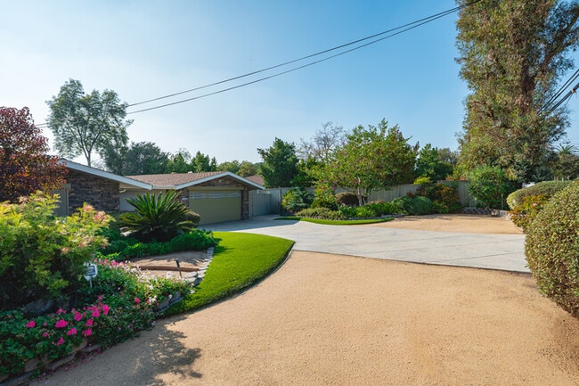 Photo - 1342 Skyline Dr House