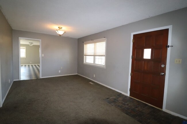 Building Photo - 3 Bedroom home close to local amenities