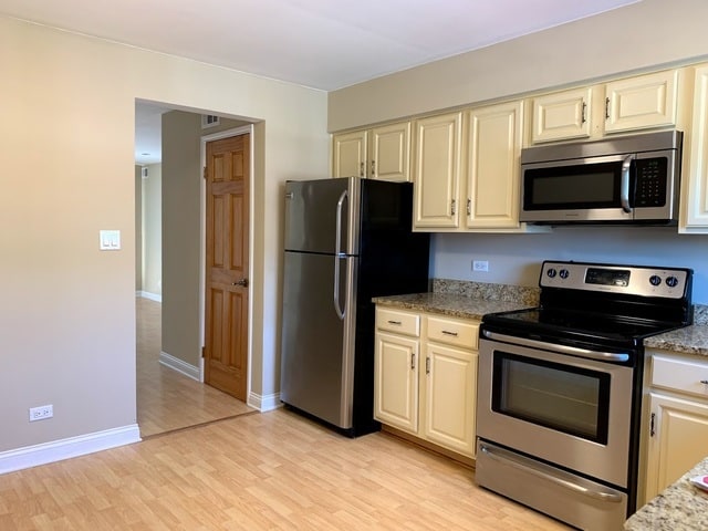 Building Photo - 9463 Bay Colony Dr
