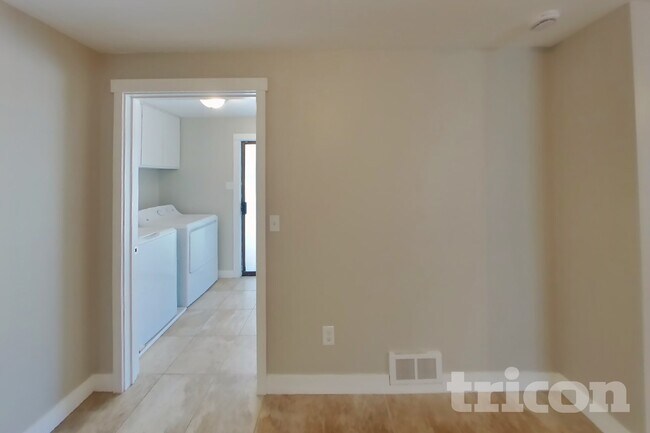 Foto del edificio - 4121 21st Ave SW