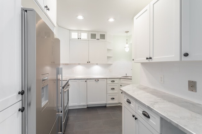 kitchen - 2919 S Woodstock St Apartment