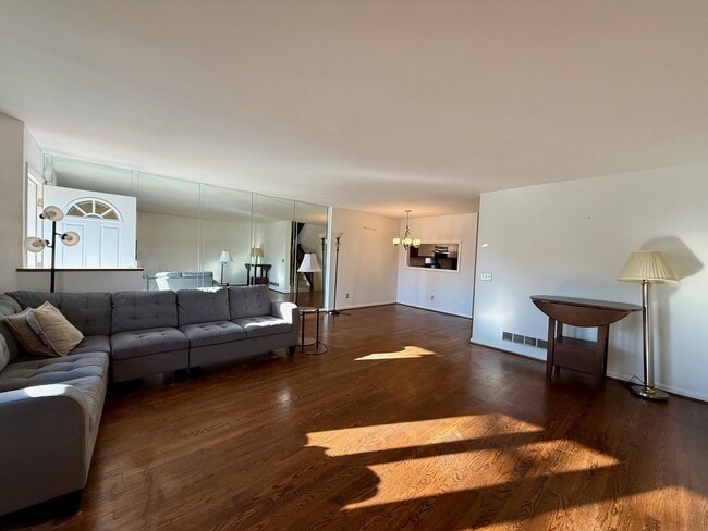 Building Photo - 28 Servan Ct