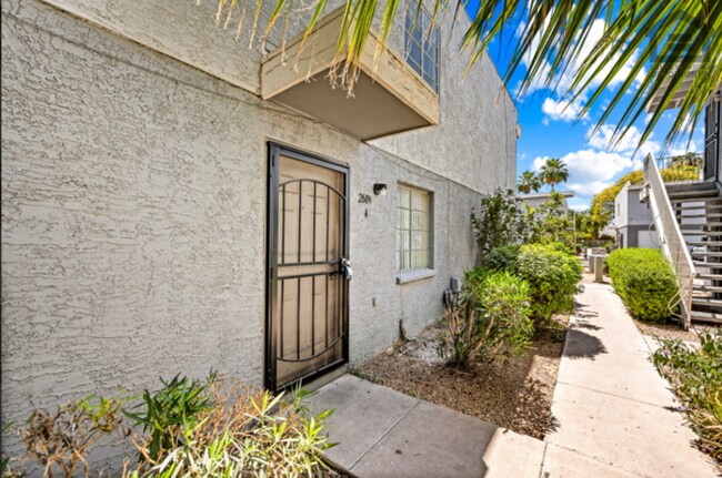 Foto del edificio - 2Bed/1.5Bath Ground Floor Townhouse at Glendale Ave/27th Ave! Ready for Immediate Move-In! -- GAR...
