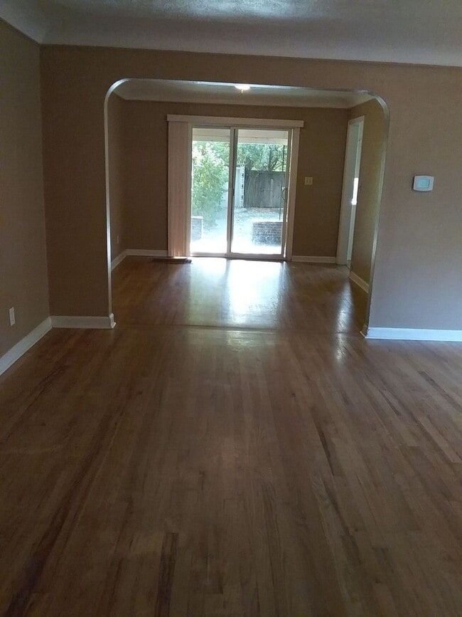 Building Photo - Charming 2 Bedroom House