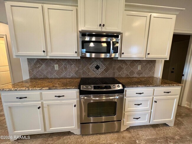 Building Photo - 204 Crenshaw Dr