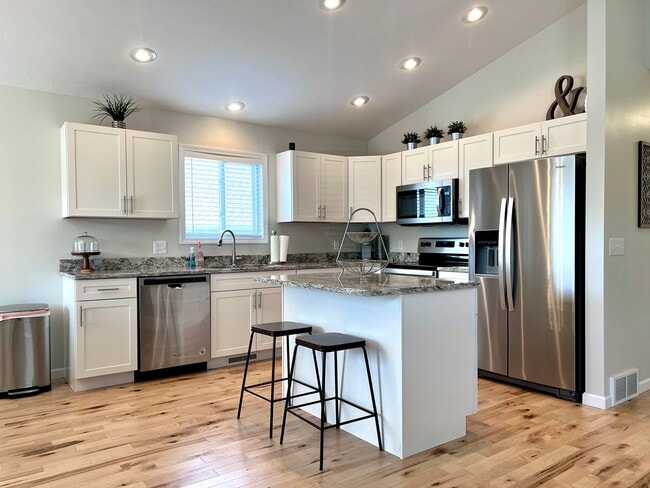 Building Photo - Gorgeous Furnished Home-Ready for move in ...
