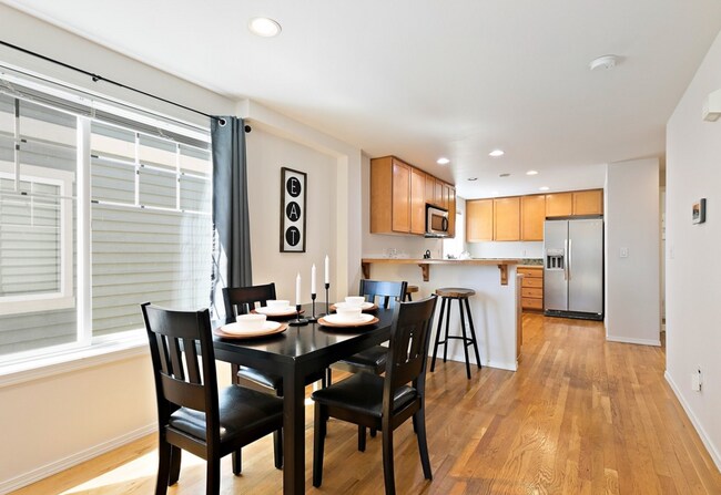 Foto del edificio - Wonderful 3 bed Townhome w/garage in Northgate! AVAILABLE 10/7/2026!
