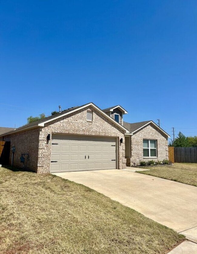 Foto del edificio - * * * $500 Move-In Special * * * Beautiful 3 Bedroom / 2 Bathroom home in Southwest Oklahoma City...