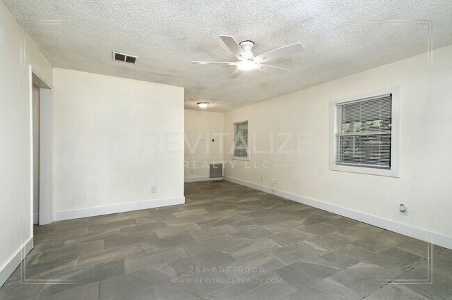 Foto del edificio - 3 BR 2 BA Home with Fenced Yard & Carport