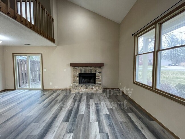 Foto del edificio - 4904 Pinebrook Dr