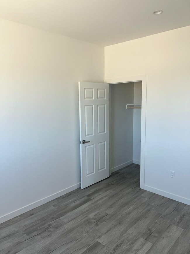 Foto del edificio - 9308 E Ave T 6