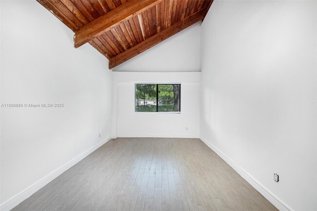 Building Photo - 1050 NE 129th St