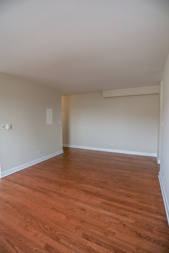 Building Photo - 5851 N Winthrop Ave
