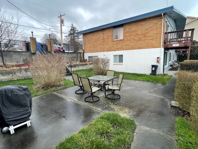 Foto del edificio - Moore (1321 SE 9th Ave &amp; 1320 SE 10th Ct.)