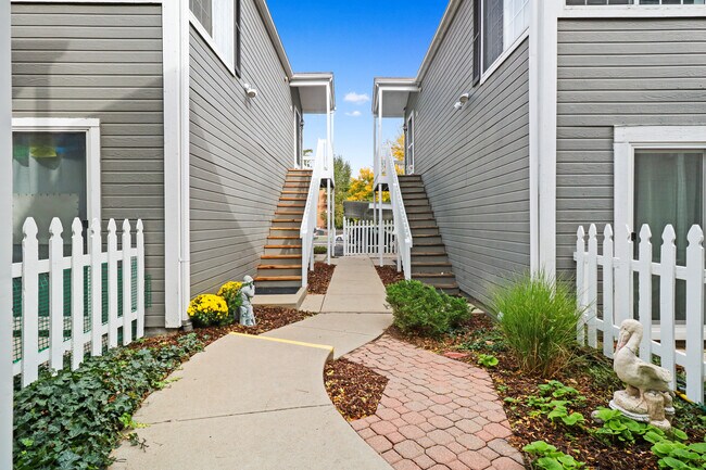 Patio que va a la Unidad - 6200 E Iliff Ave