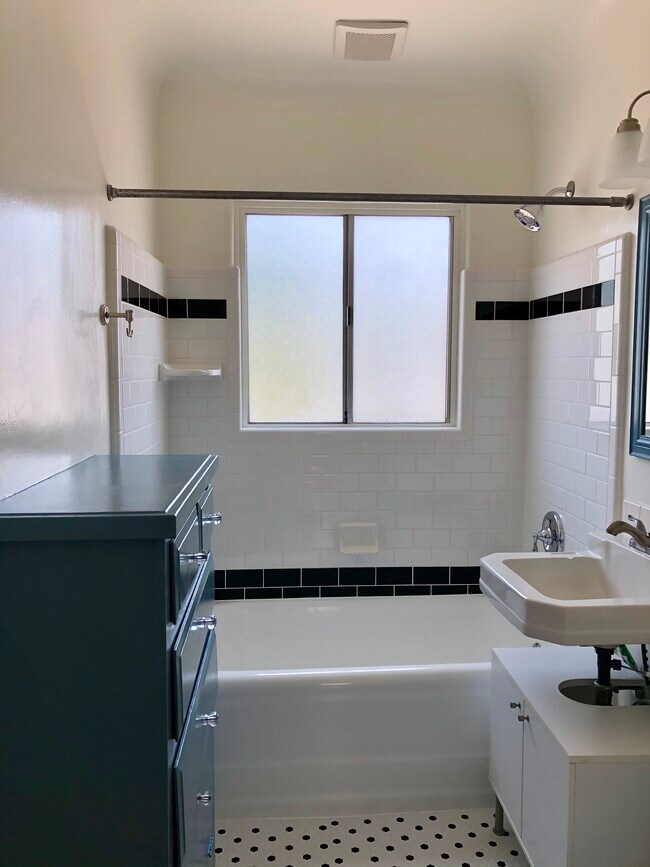 Foto del edificio - 3730 Lewis Ave