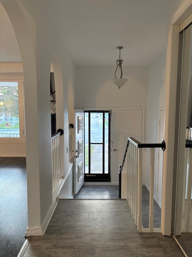 Building Photo - 108 Capri Cres