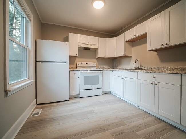 Building Photo - "Charming 4-Bedroom Gem in Charlotte - Cozy Living with Spacious Comfort!"