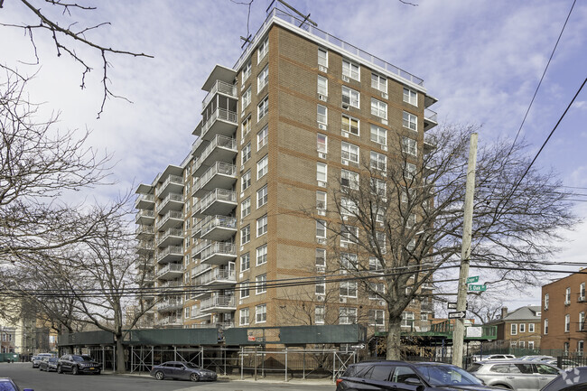 Building Photo - Oak Towers