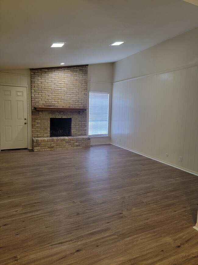 Foto del edificio - 613 Woodhaven Pl